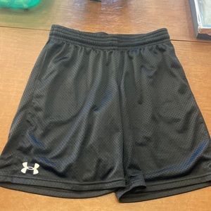 Black loose under armor basketball shorts